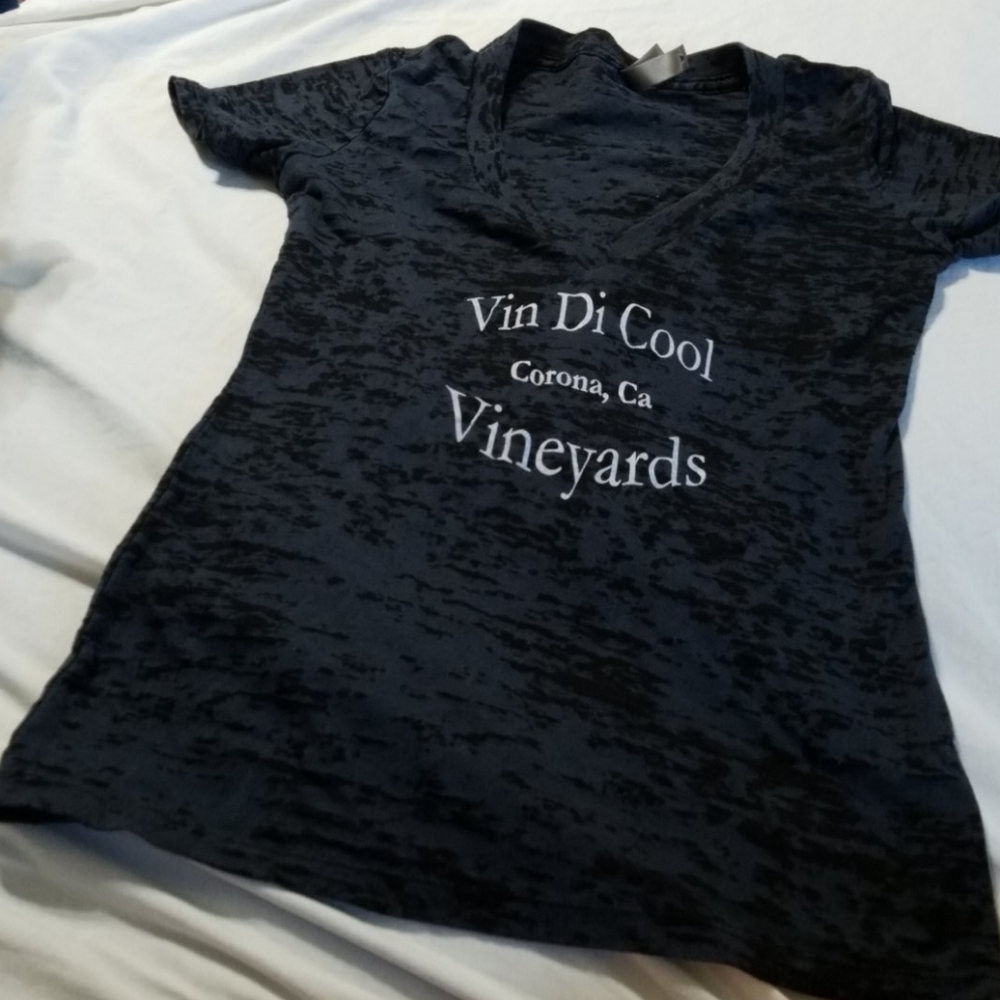 Size M space dye tee from Vin di Cool Vinyayards🌶